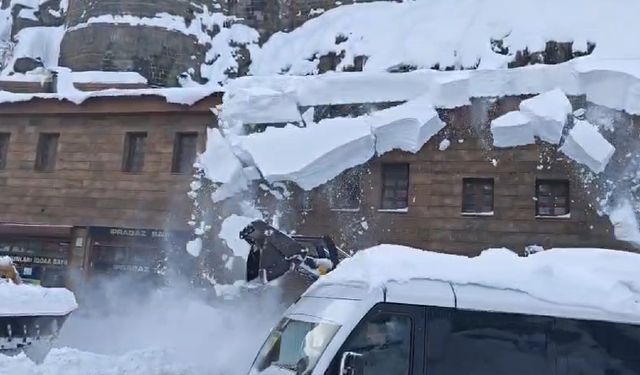 Bitlis’te Çatıda Biriken Kar Kütleleri İş Makinesinin Üzerine Düştü
