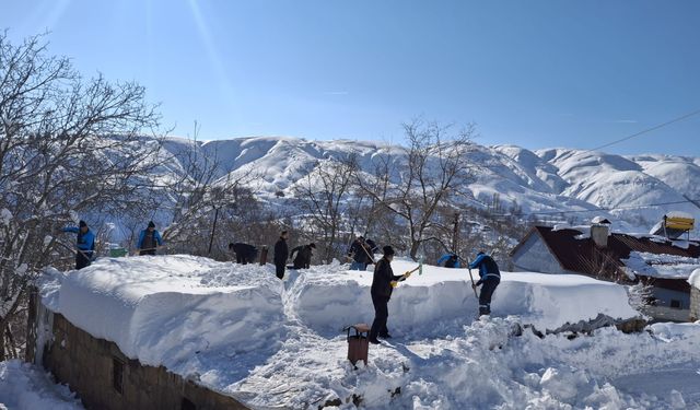 Bitlis Belediyesi’nden Örnek Davranış: Yaşlı Vatandaşın Damını Temizlediler