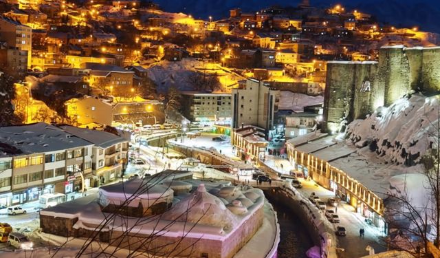 Bitlis’in Tarihi Dokusu Karlı Gece Manzarasıyla Göz Kamaştırıyor