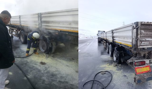 Van–Erciş Yolunda Seyir Halindeki Tırın Lastikleri Alev Aldı