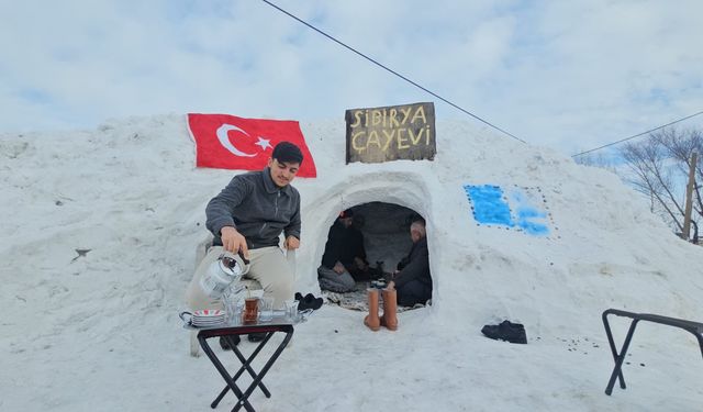 Bitlis'te bir esnaf biriken kar yığınlarından çay  evi yaptı