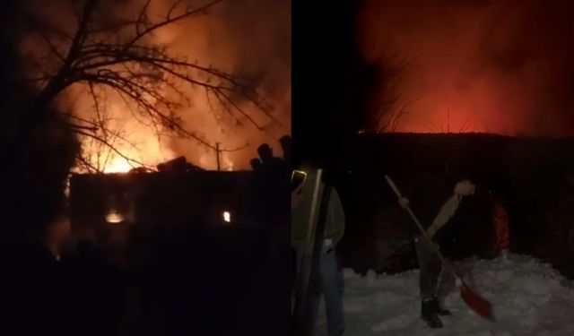 Bitlis’te çıkan yangına köylüler kar kütleleriyle müdahale ederken 2 ev yandı