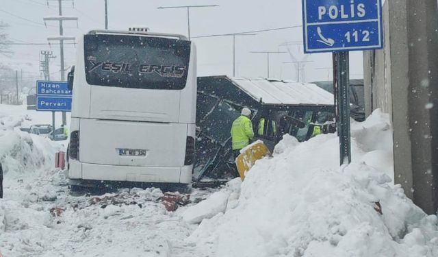 Son Dakika: Bitlis’te yolcu otobüsü polis kontrol noktasına daldı, yaralılar var