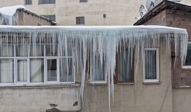 Muş’ta Çatılarda Oluşan Dev Buz Sarkıtları Tehlike Saçıyor