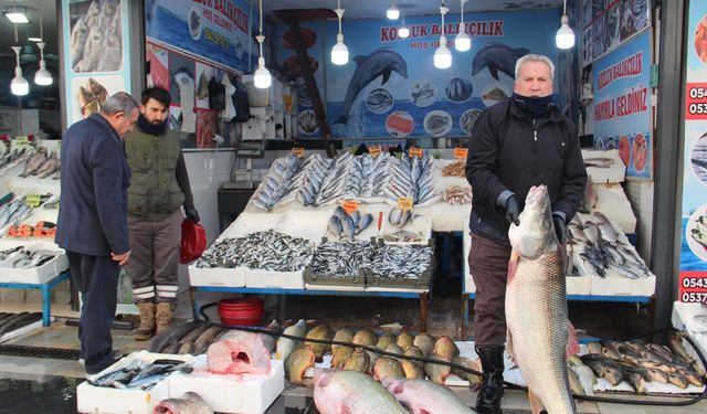 Soğuk hava balık tezgâhlarını vurdu ama talebi artırdı
