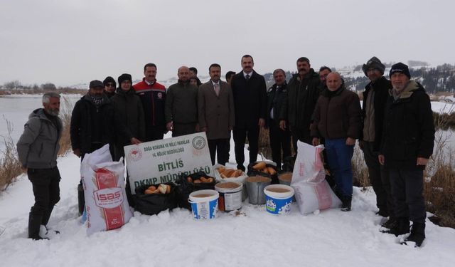 Bitlis’in zorlu kış şartlarında yaban hayvanları için yemleme çalışmaları sürüyor