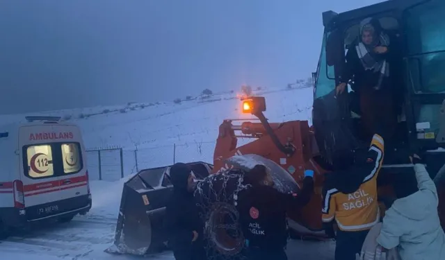 Yoğun Kar ve Tipide Hamile Kadın Kepçe ile Kurtarıldı