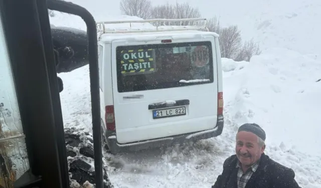 Siirt’te kar ve tipide mahsur kalan öğrenci servisi kurtarıldı