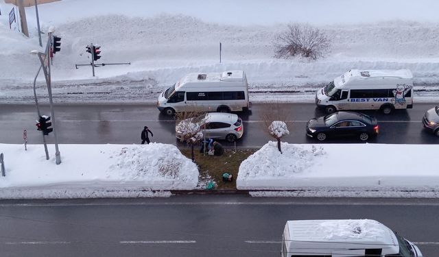 Bitlis’te ışıklarda ürünlerini satmaya çalışan yaşlı adama zabıta engeli