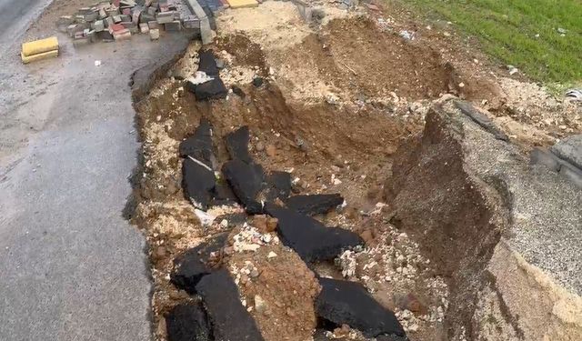 Diyarbakır'da sağanak sonrası yol ve kaldırım çöktü