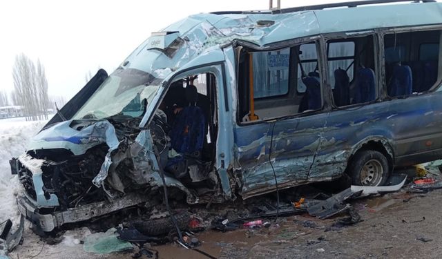 Belediye Otobüsü ile Yolcu Minibüsü Çarpıştı: Çok Sayıda Yaralı  Var