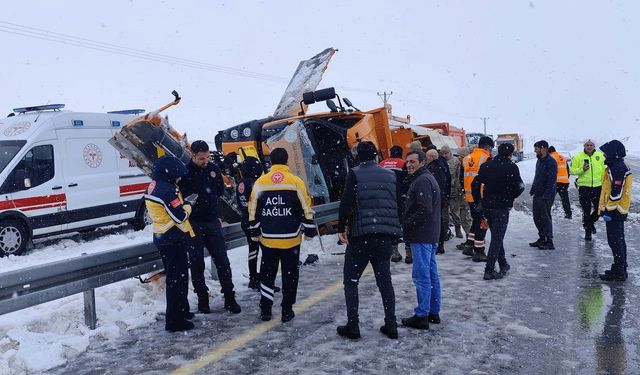 Karayollarına ait iş makinesi kaza yaptı: 1 ölü, 1 ağır yaralı