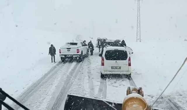 Muş’ta fırtına nedeniyle mahsur kalan 3 araç kurtarıldı