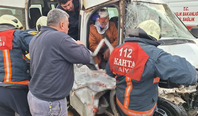 Tır ile Minibüs Çarpıştı: 7 Kişi Yaralandı
