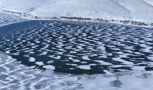 Nazik Gölü’nün Donan Yüzeyi Havadan Görüntülendi