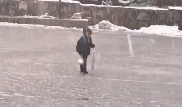 Kar Yağışına Rağmen İstiklal Marşı’nı Coşkuyla Okudu