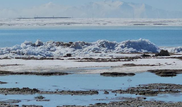 Adilcevaz Arin Gölü’nde Buz Dalgaları Sahili Kapladı