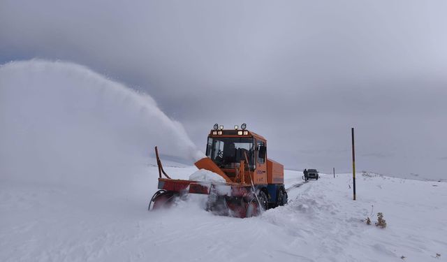 Van’da Kar Yağışı 97 Yerleşim Yerini Ulaşıma Kapattı