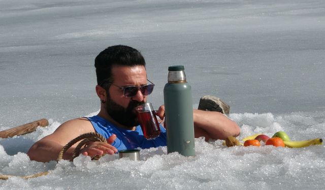 Soğuk suya sıcak dokunuş: Maceracı öğretmen buzu kırıp girdiği suda çayını yudumladı