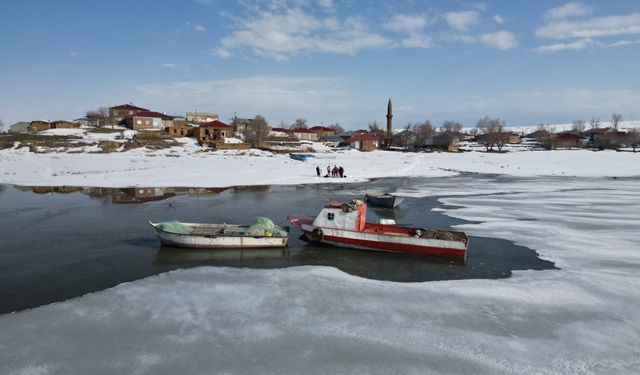 Bitlis’te Donan Göller Erken Isınmayla Çözülmeye Başladı