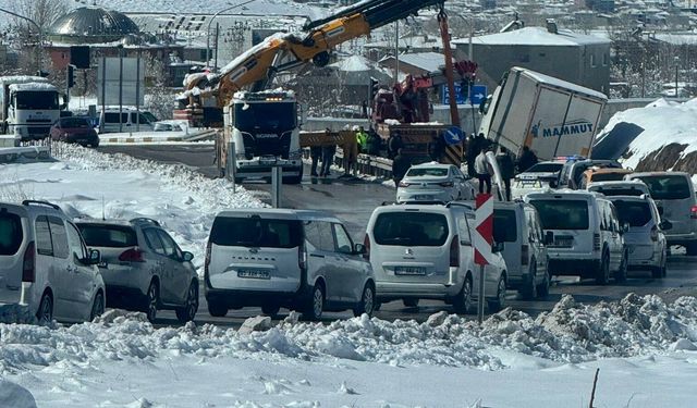 Van'da tır kazasında uzun araç kuyruğu oluştu