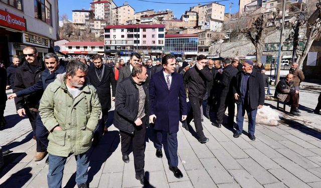 Bitlis Valisi Karakaya, Ulu Camii’nde Kılınan Cuma Namazı Sonrası Vatandaşlarla Buluştu