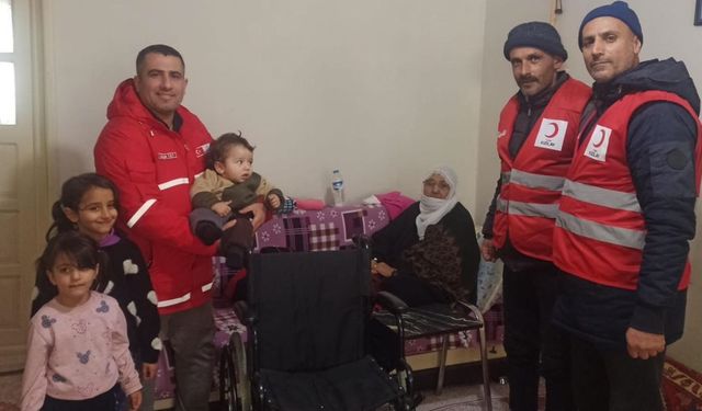 Kızılay’dan gazi eşine tekerlekli sandalye desteği