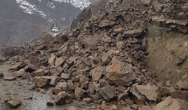 Sağanak yağış Bitlis’te heyelana neden oldu