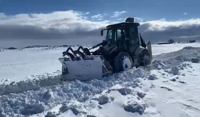 Bitlis'te yolların açılması için çalışmalar sürüyor