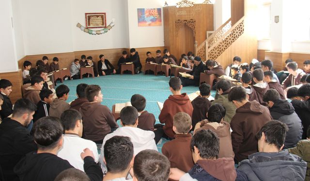 İmam hatipliler okul mescidlerinde mukabele halkalarında buluşuyor