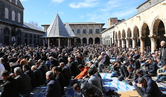 Ramazan ayının ilk cumasında binlerce kişi 5. Harem-i Şerif’te saf tuttu