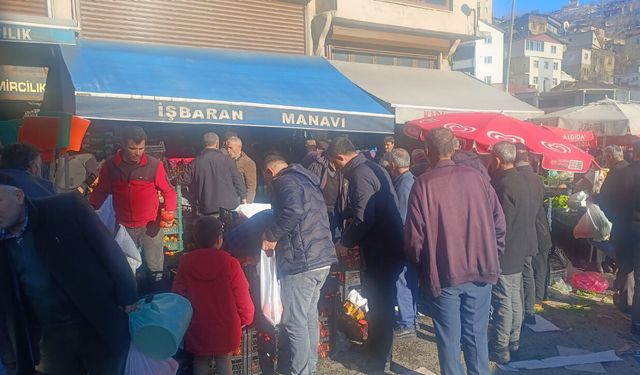 Bitlis’te İndirimi Duyan Vatandaşlar  Manava Akın Etti