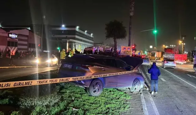 Otomobil yaya geçidinden geçmek isteyen vatandaşlara çarptı: 3 ölü, 3 yaralı