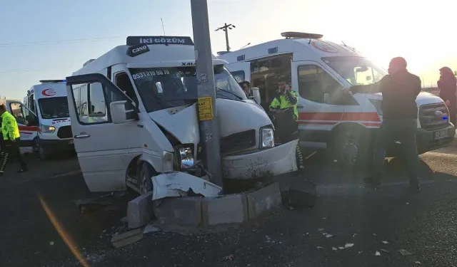 İşçi Servisi Direğe Çarptı: 15 Yaralı