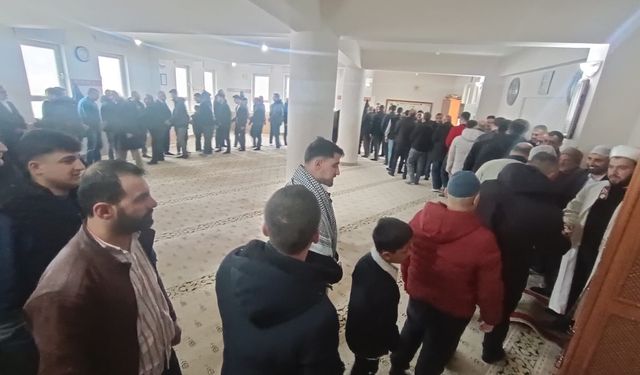 Bitlis'te bayram namazının ardında camilerde geleneksel bayramlaşma