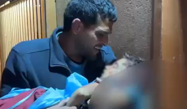 Gazze'de bombardımanda hasar gören bina çöktü: Biri çocuk üç şehit