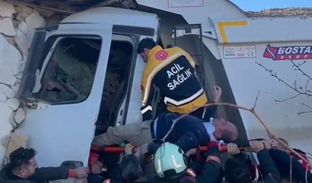 Freni patlayan kamyon eve çarparak durabildi