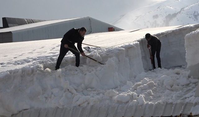 Bitlis’te Çatılarda Kar Mesaisi