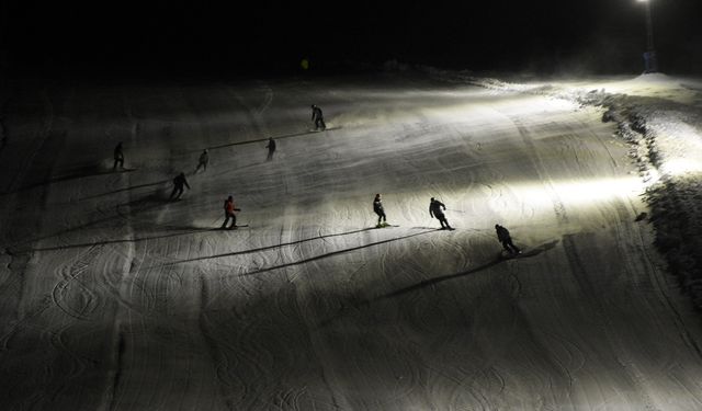 Bitlis’te İftar Sonrası Gece Kayağı Keyfi