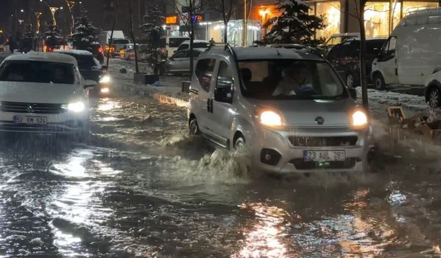 Hakkari’de caddeler göle döndü, otomobiller adeta suda yüzdü