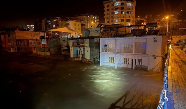 Bitlis Çayı’nda Su Seviyesi Yükseldi, Baykan'da Tedbir Alındı