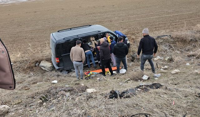 Bitlis'te şarampole takla atan araçta 1 kişi yaralandı