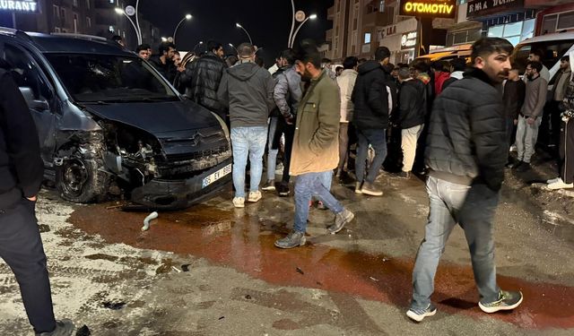 Van'da otomobil ve kamyonet çarpıştı: 2 yaralı