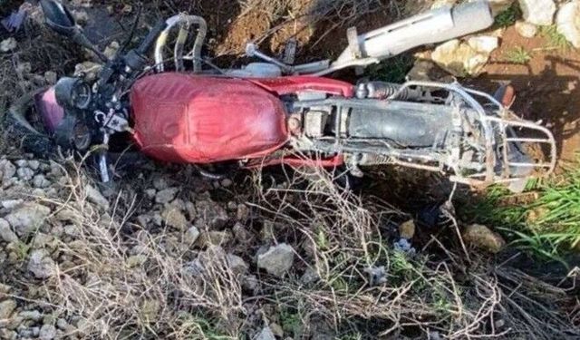 Devrilen motosikletin sürücüsü hayatını kaybetti