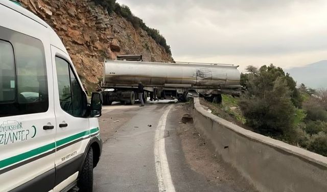 İki tır kafa kafaya çarpıştı: 1 ölü