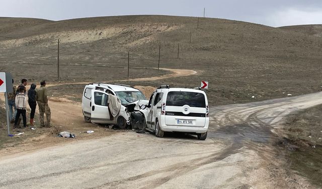 İki otomobil kafa kafaya çarpışma: 4 kişi yaralandı
