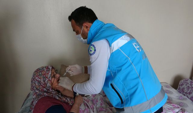 Bitlis’te 81 yaşındaki hastaya evinde diş tedavisi