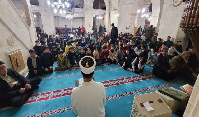 Diyarbakır'da öğrenciler, öğretmenler ve veliler teravih namazında buluştu