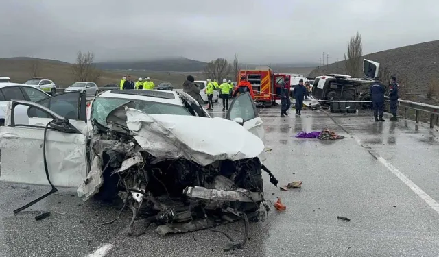 Bayram Tatilinin İlk Saatlerinde Acı Kaza: Baba ve Oğlu Hayatını Kaybetti