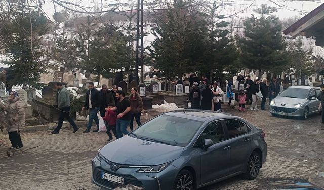 Bitlis'te arefe günü mezarlıklar ziyaret edildi